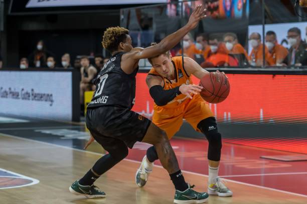 电讯报：森林认为热刺非法接触吉布斯-怀特，目前交易已搁置.